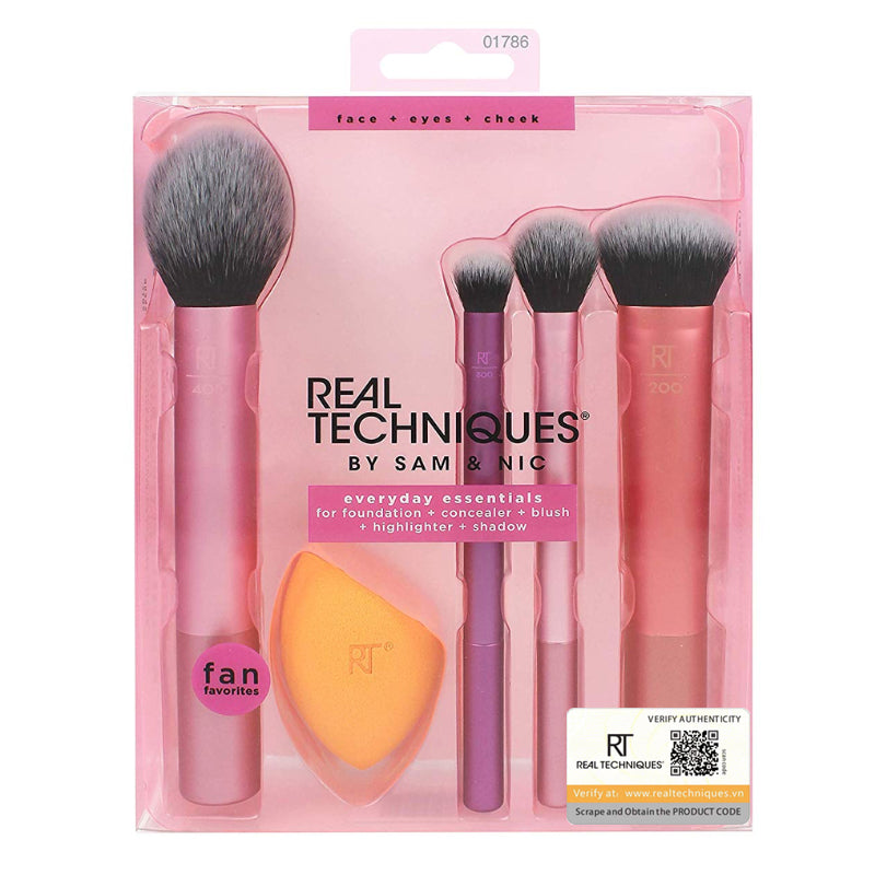 Real Techniques 4 in 1 brush and with beauty blender